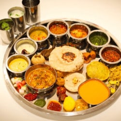https://content.jdmagicbox.com/comp/pune/b4/020pxx20.xx20.190528104858.f2b4/catalogue/shahi-bhoj-thali-restaurant-shivaji-nagar-pune-thali-restaurants-xzw70vj647-250.jpg