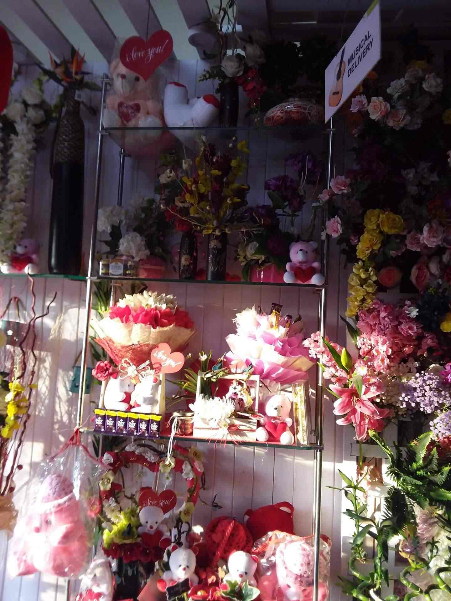 Soni Florals Franchisee Of Fernsnpetals, Hadapsar Florists in Pune