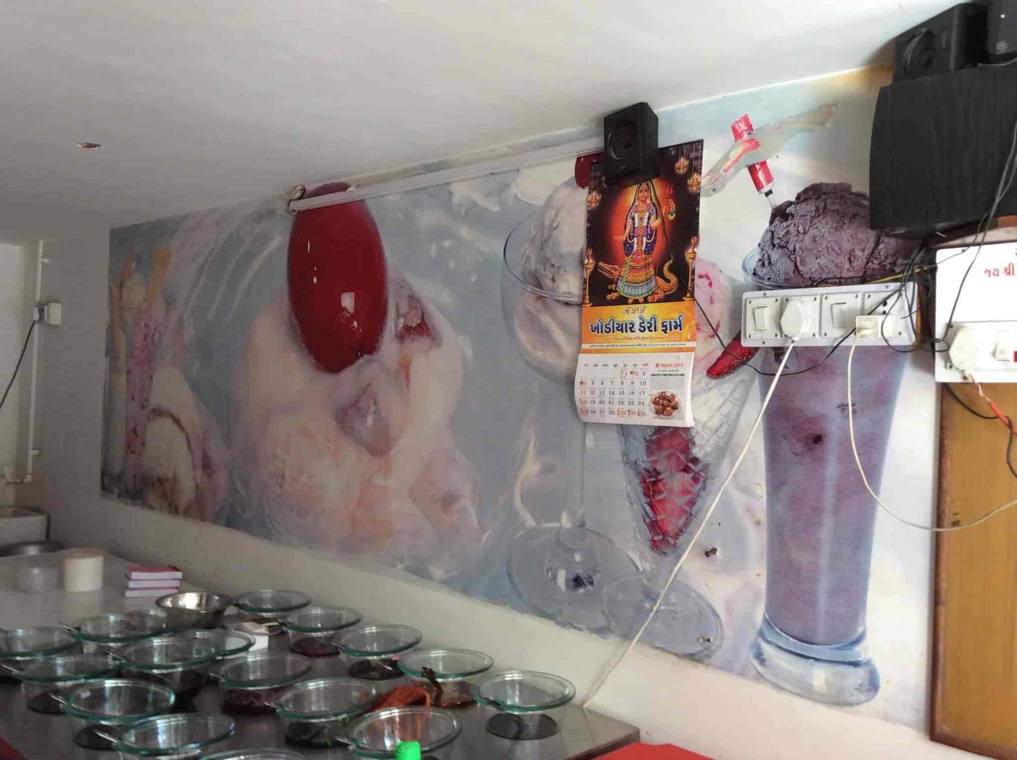 Someshwar Fruit Gola in Indira Circle,Rajkot Best Ice Cream Retailers