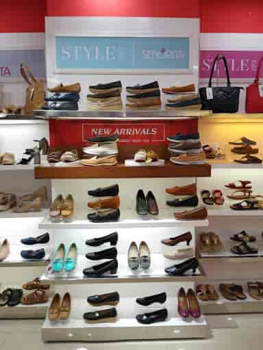 Shoes showroom near outlet me