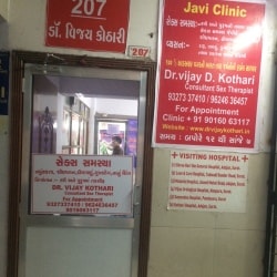 Pantolonsiz yosh ayollarning fotosuratlari