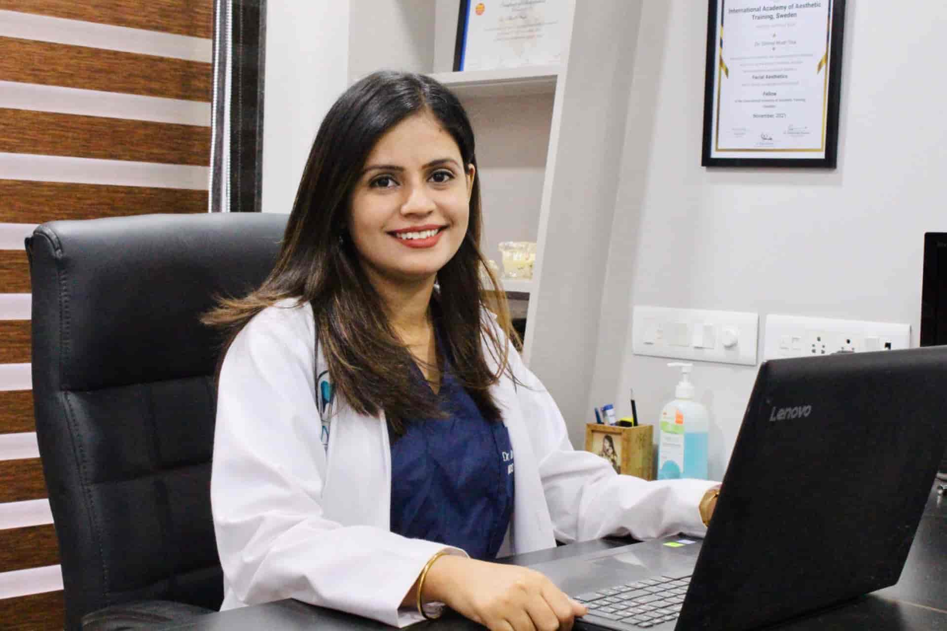 Qishloqdagi somonda yalangoch ayollar Ginekologda asboblar bilan jinsiy tekshiruv