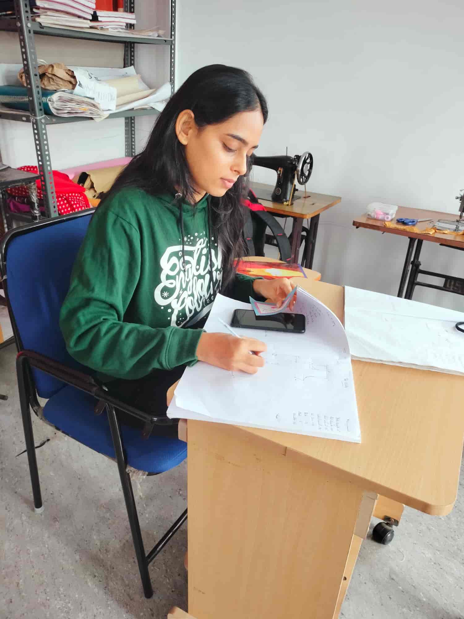 Top Beauty Parlour Classes For Nail Art in Thiruvananthapuram Fort