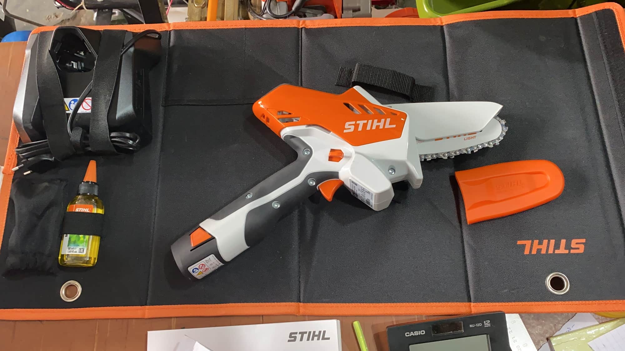 Izohlar bilan 3gp eng yaxshi rus porno video Seks mashinasi qizni katta tezlikda sikmoqda (video)