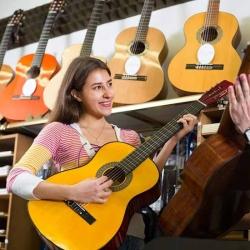 Bajaao deals classical guitar