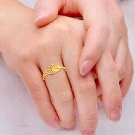 Gold finger hot sale ring pic