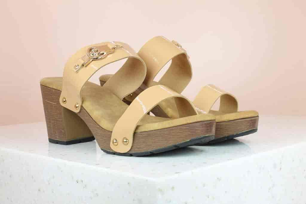 Inc.5 Patent Clog (Beige, 10)