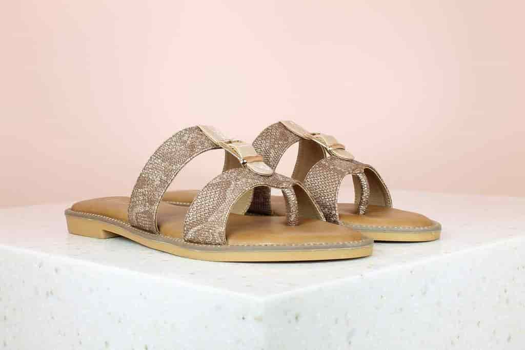 Inc.5 Snaky Buckled Flat (Brown, 5)