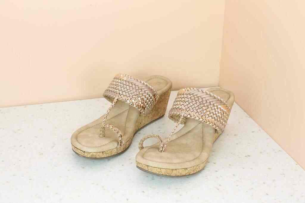 Inc.5 Woven Wedge Kolhapuri (Rose Gold, 12)