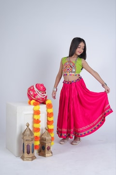dandiya dress for ladies in Surendra-nagar-gujarat - Vibrant, Elegant, Traditional Styles Weight:2.200-LBS