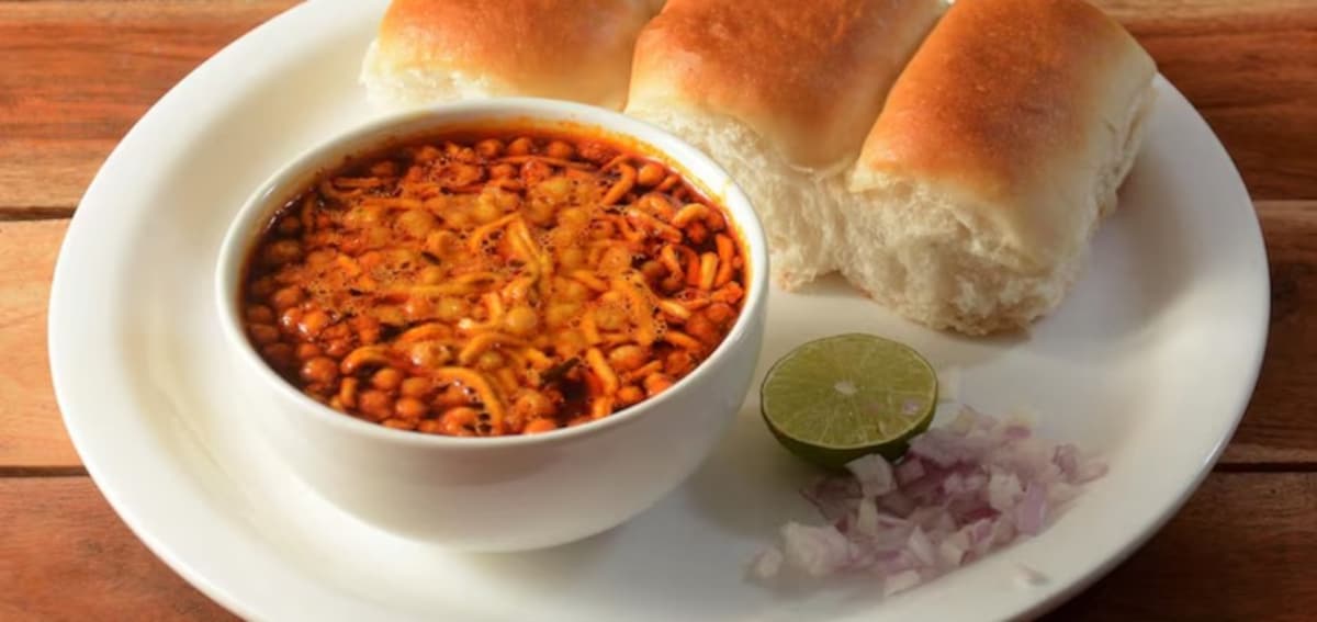 Vada Misal Paav