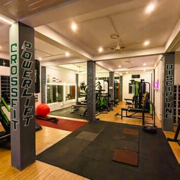 Fitnes klubidagi dushdagi yashirin kamera