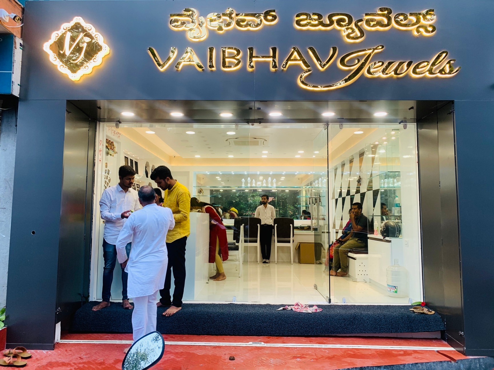https://content.jdmagicbox.com/v2/comp/bangalore/k5/080pxx80.xx80.150205161021.s7k5/catalogue/vaibhav-jewels-sahakara-nagar-bangalore-gold-jewellery-showrooms-it8rf0hv2i.jpg