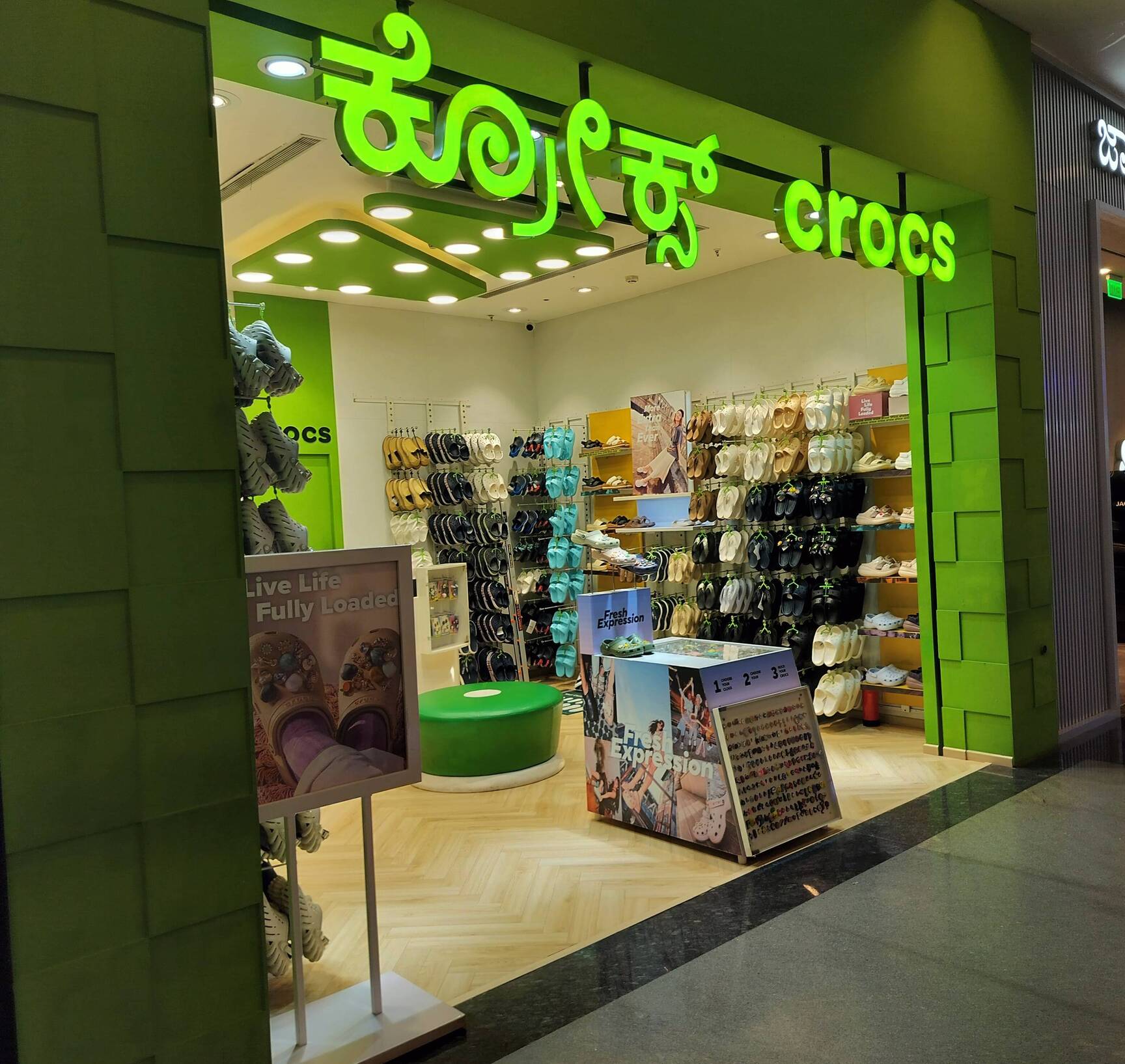 outlet mall crocs store