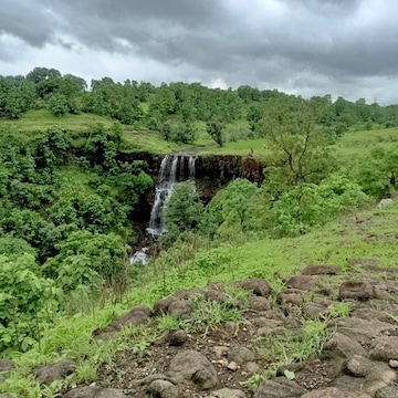Onlayn porno: eri xizmat safarida bolganida, dost xotinini sikadi.