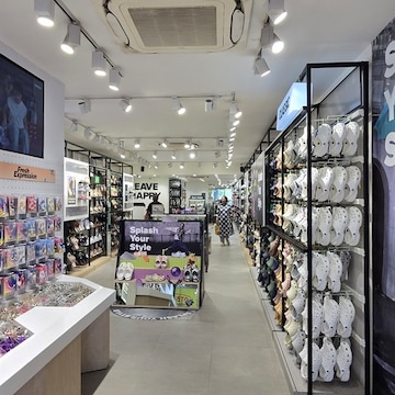 crocs showroom in rohini