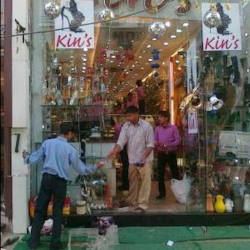 Red chief shoes showroom in karol bagh hotsell