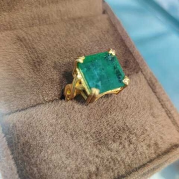Rai Amitabh Bachchan Neelam Ring Price Celebrities Who Wear Blue Sapphire For Their Fortune main image 2
