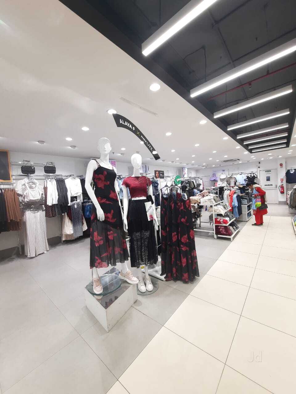 max showroom near by me