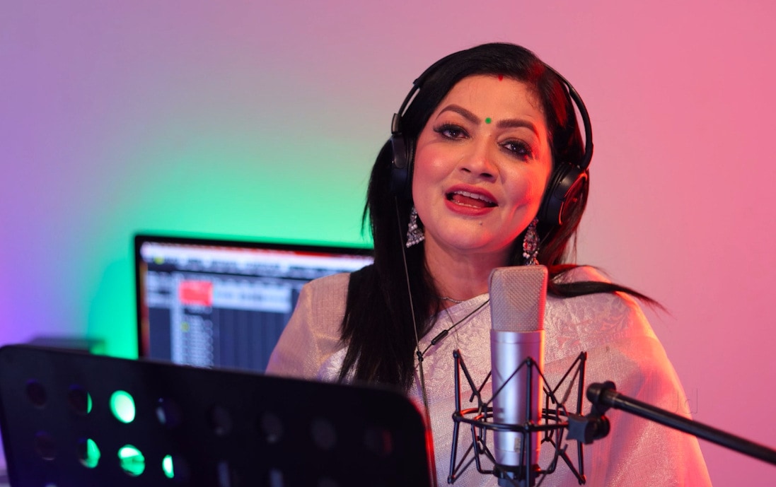 Simran Kaur - Female Punjabi Singer Delhi
