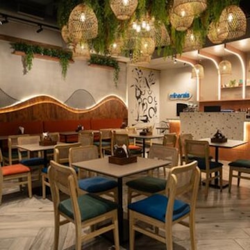 Restaurants with indoor seating near me discount