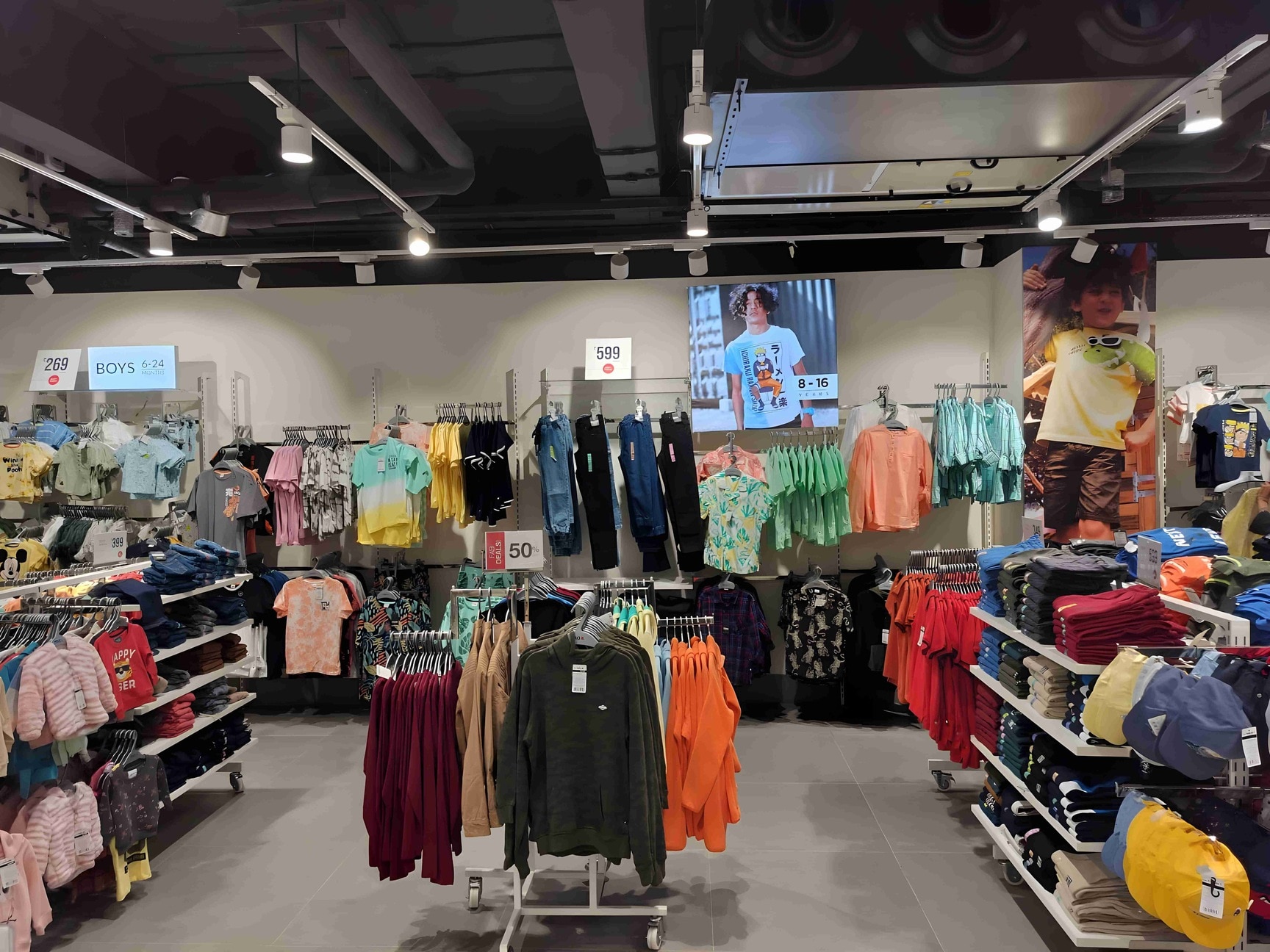 max showroom near by me