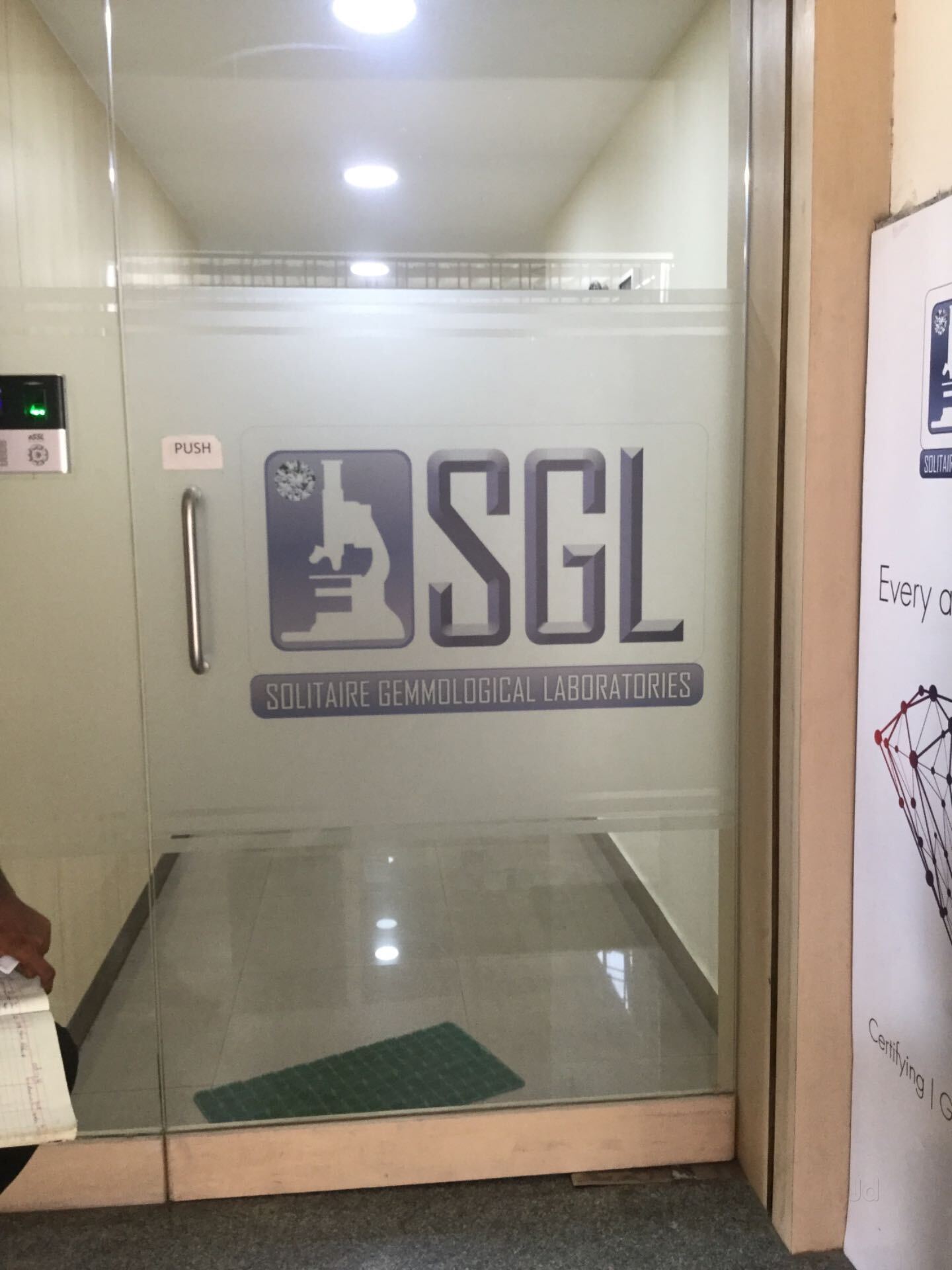 Solitaire gemological laboratories store