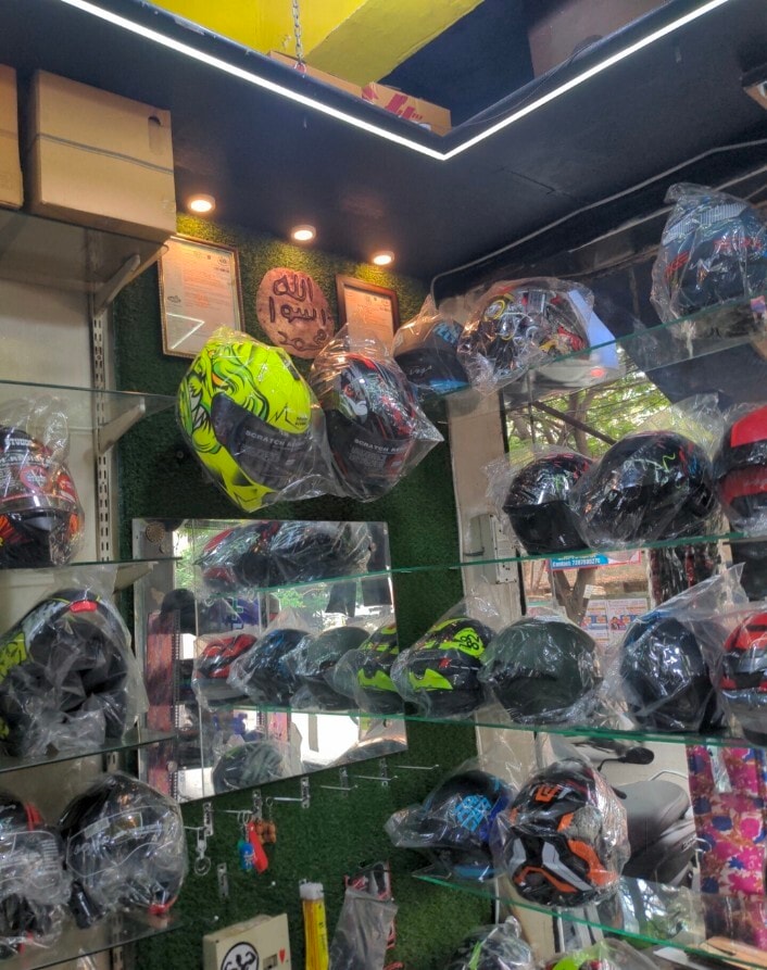 bell flip up helmet australia Moto-9S Flex (Pro Circuit 2023 METFL) – Durian Bikers HEL and an optional Pinlock Cobia Fishing Lure Kit Choose Option:Travel Backpack Carbon/Fire 30L