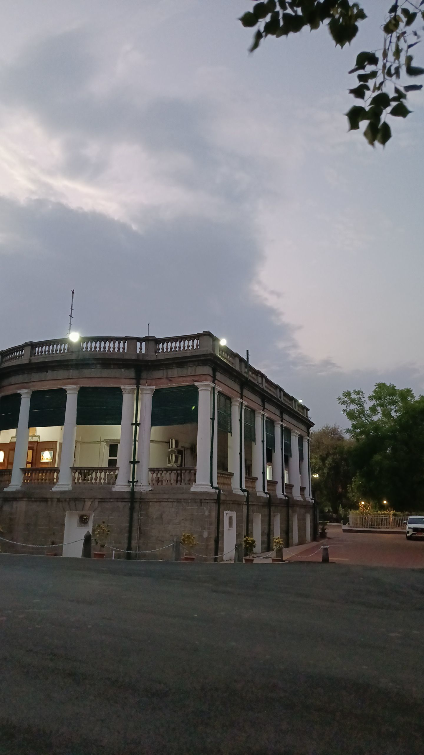 https://content.jdmagicbox.com/v2/comp/indore/t2/0731px731.x731.220205212504.p5t2/catalogue/residency-kothi-residency-indore-guest-house-8AFkKNfmid.jpg