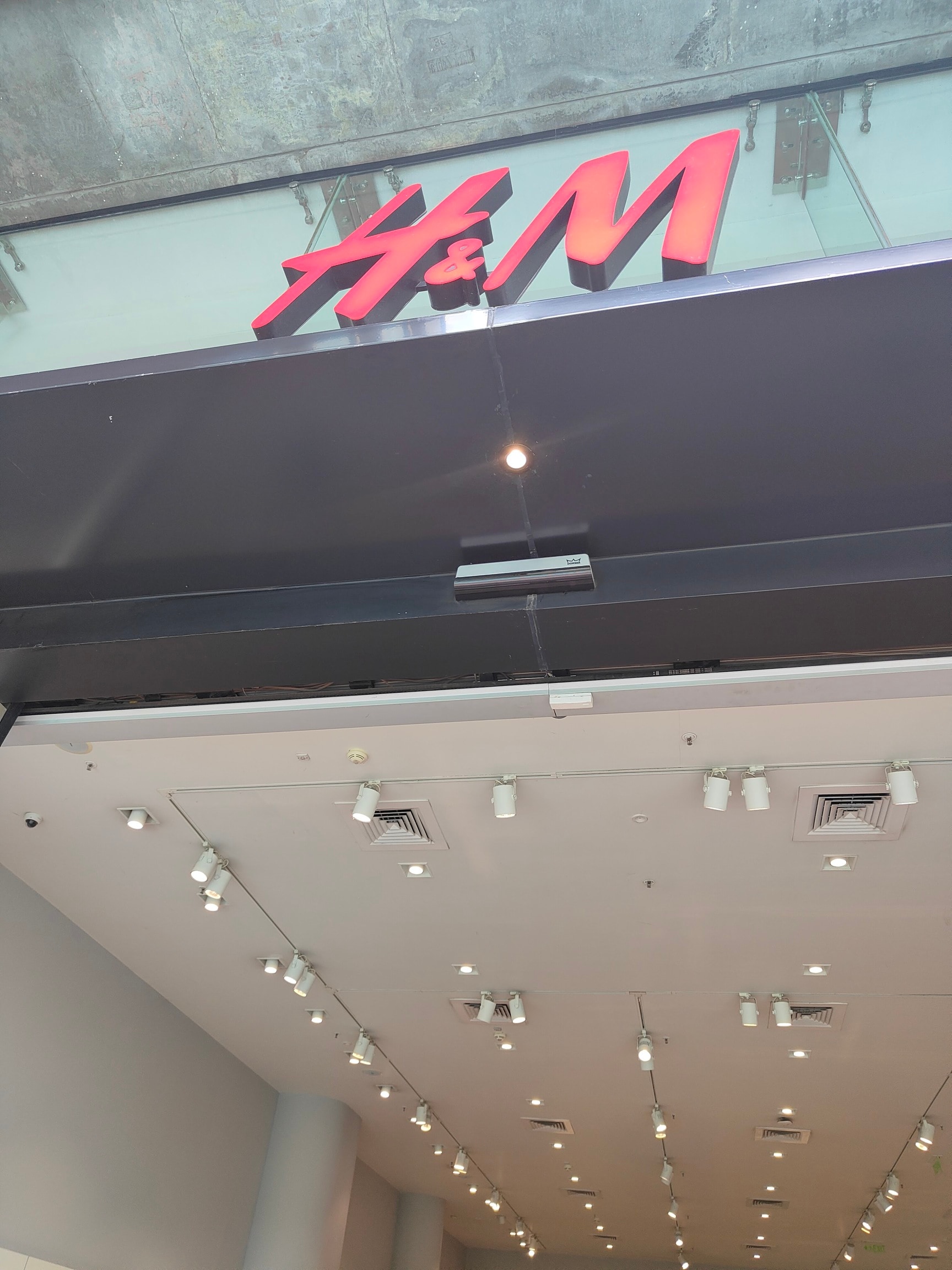 dlf promenade h&m