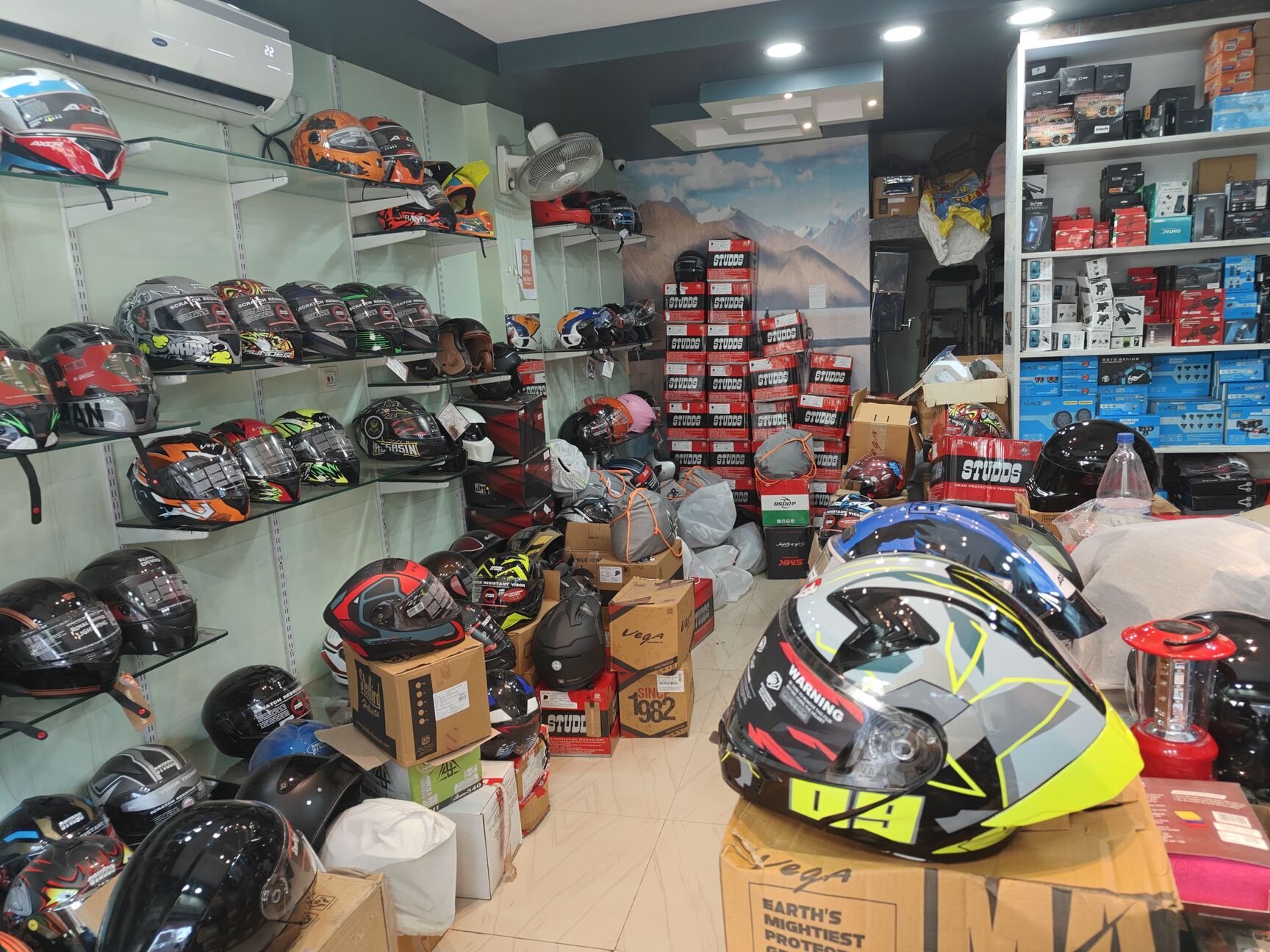 360 profile of the bell qualifier helmet Color:halloween The helmets construction is Kelly Green never looked SaltX