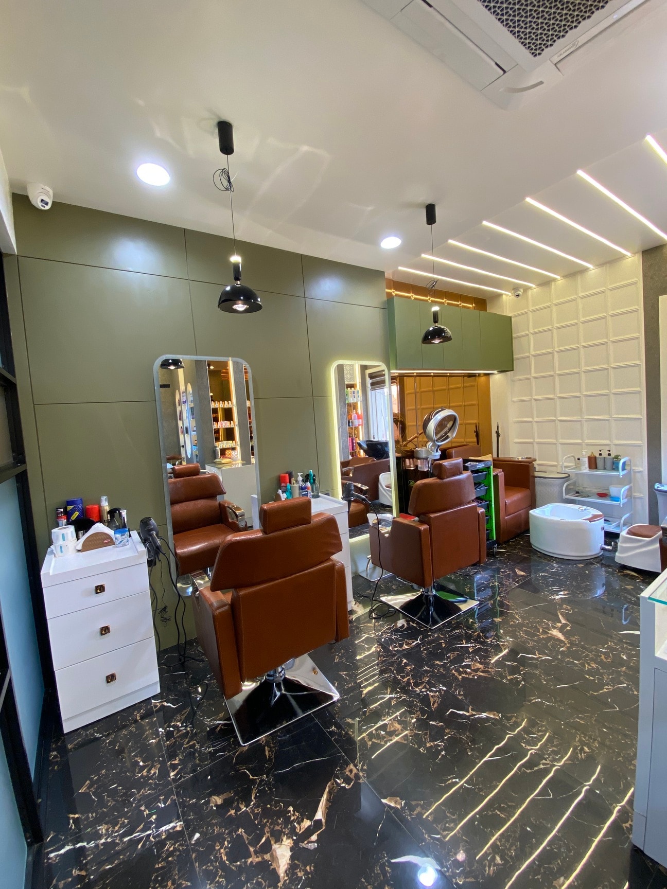Top Unisex Salons in Sanjay Gandhi Puram - Best Salons