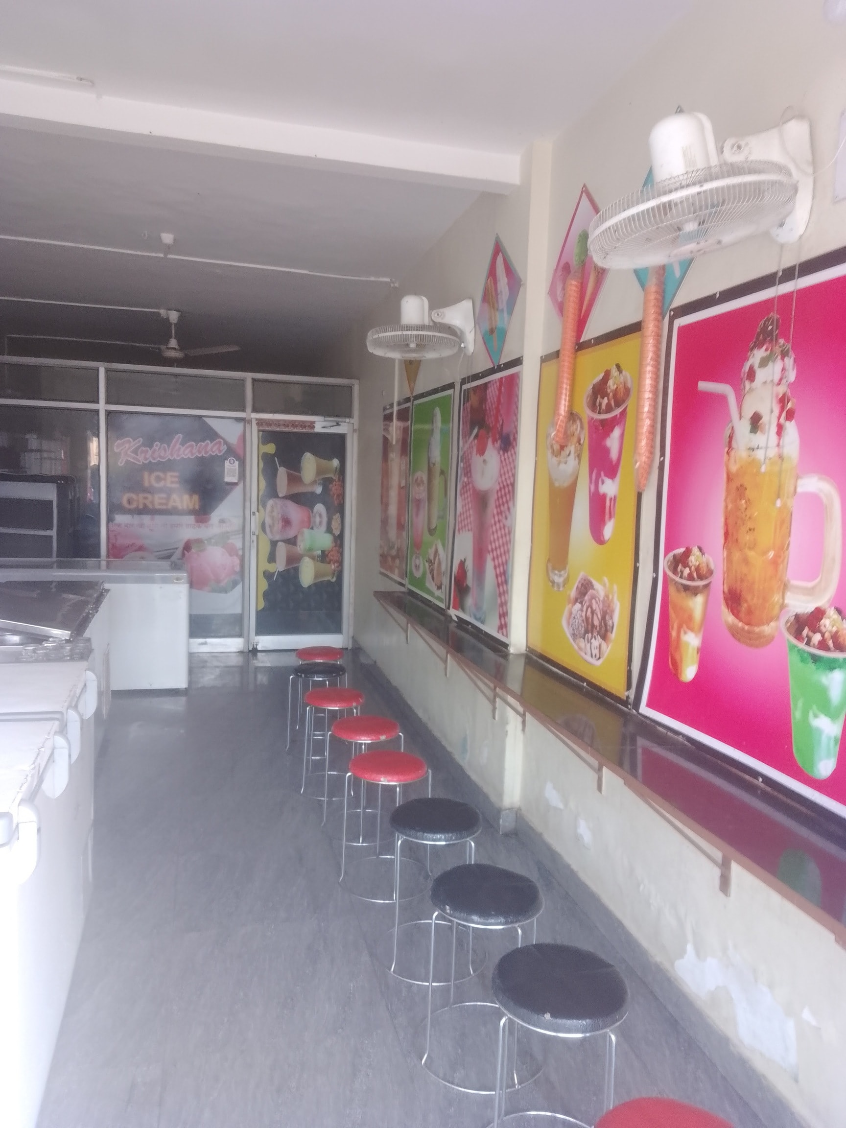セントポーリア AB(AV) Leningrad Ice Cream Shree Janta Icecream 1964 (Amit Nagar) in Kareli Bagh,Vadodara