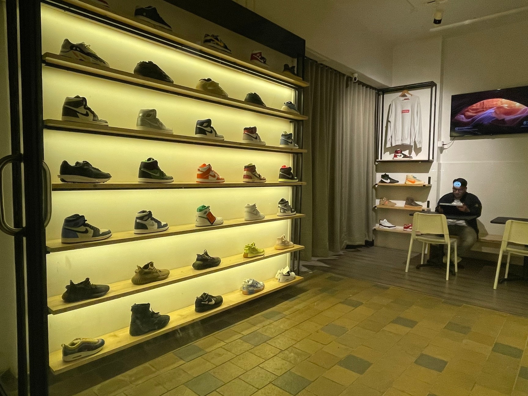 Marketplace shoe store store
