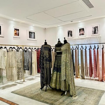 designer dress shops in mumbai Manish Malhotra Fashion Stores in Juhu Tara Road Juhu, Mumbai - Designer  Wear Stores