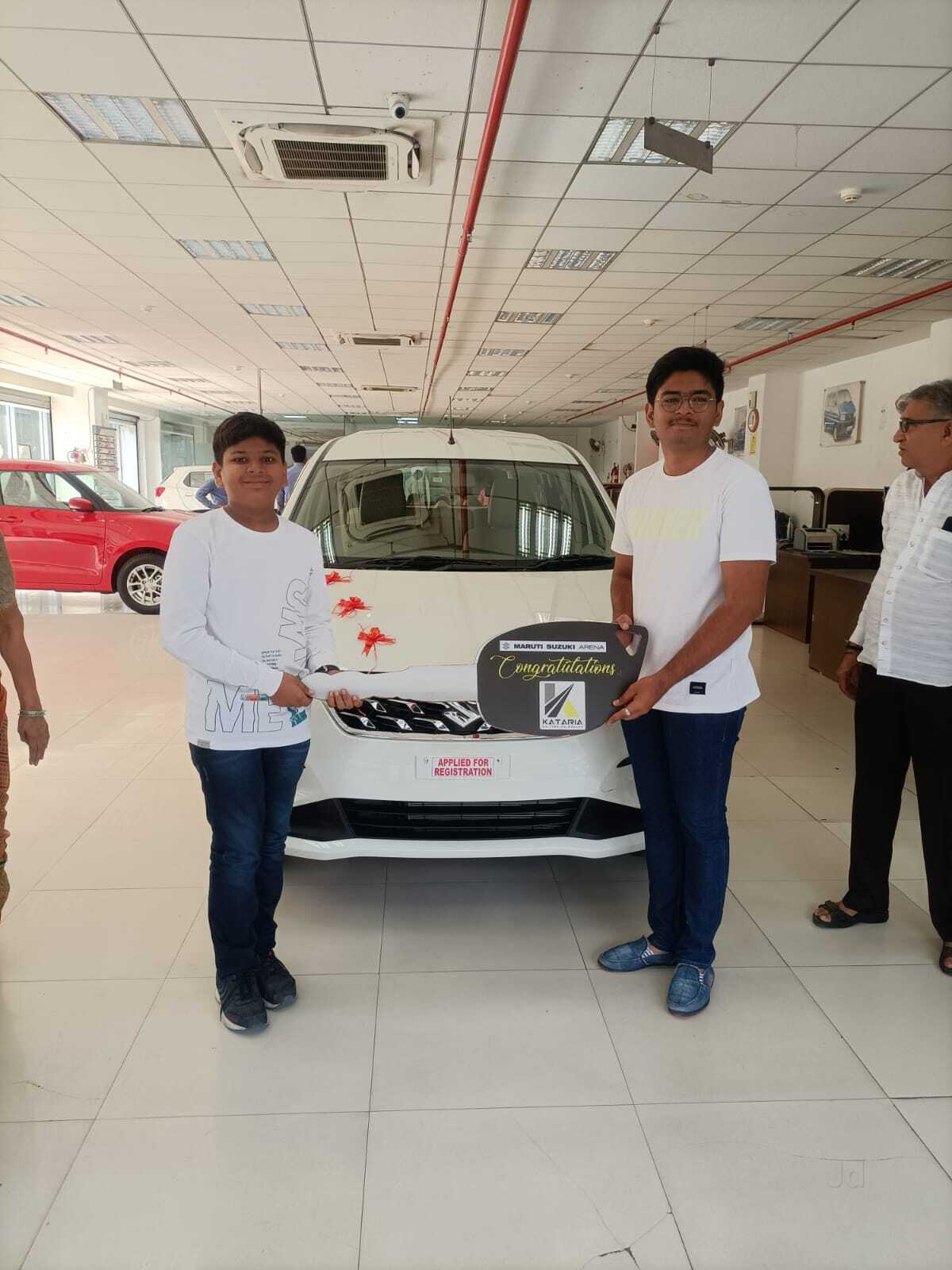 elfbar nachfüll pod läuft aus Kataria Maruti Suzuki ARENA Car Showroom in , Vapi, Salvav