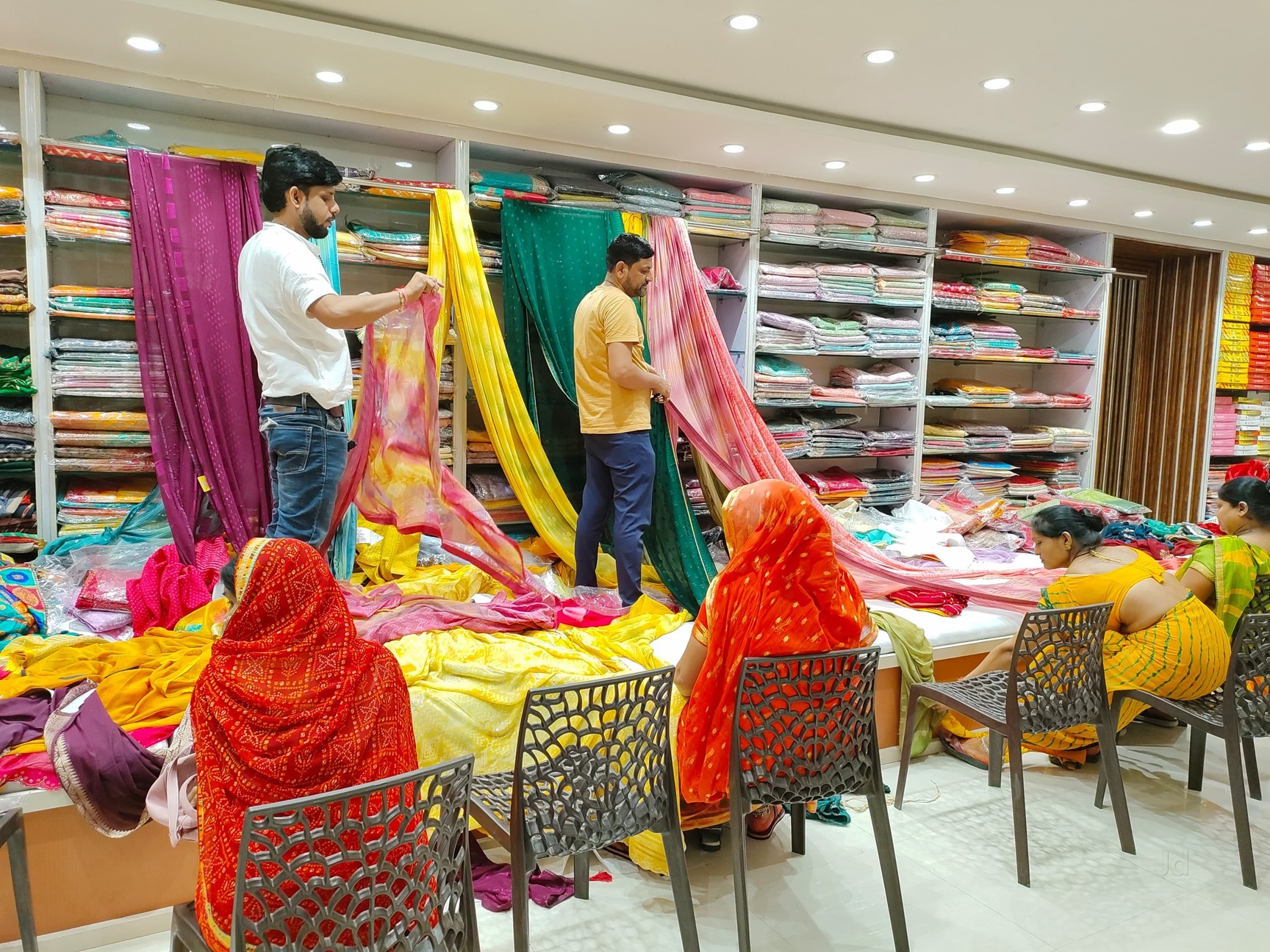 https://content.jdmagicbox.com/v2/comp/varanasi/e5/0542px542.x542.141126144714.y9e5/catalogue/sai-sarees-shivpur-varanasi-bandhani-saree-retailers-60w3olr7tb.jpg