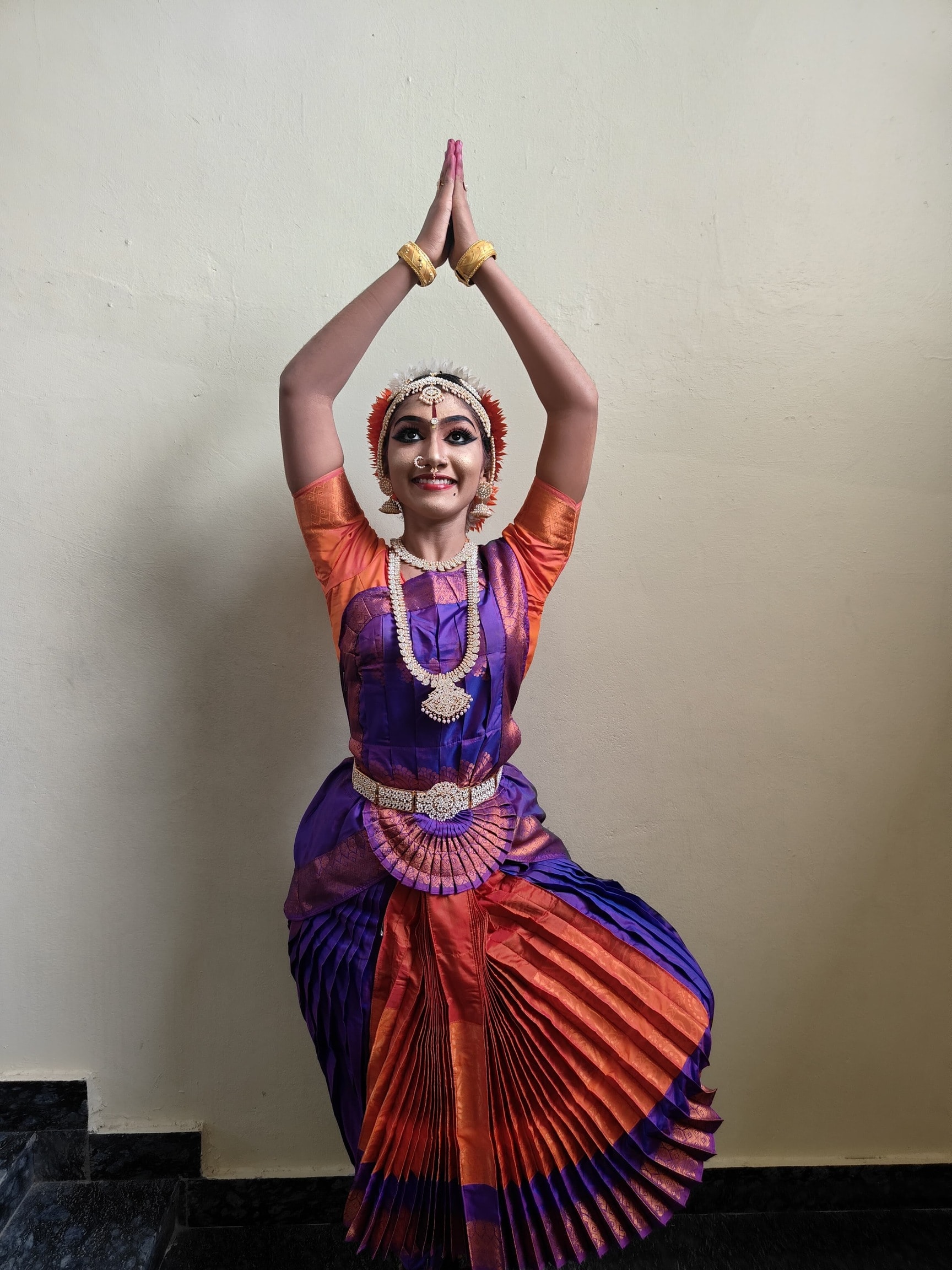 coorg ladies traditional dress Our bride Daksha is dressed in a traditional attire worn by the Kodava women of Coorg, Karnataka. She is adorned with authentic Coorgi jewellery and a Vastra that gracefully drapes over her head,